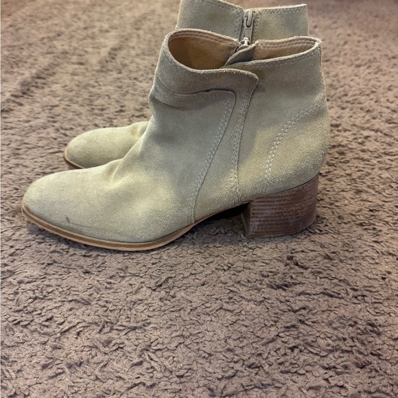 2 FOR $20 Lucky Brand Lilka Suede Ankle Bootie In Dune Suede Womens Size 8.5M - Picture 3 of 10